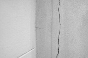 Home problem, building problem wall cracked need to repair.